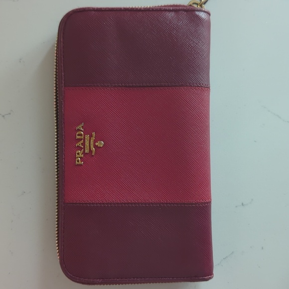 Prada Saffiano zippy wallet - Picture 3 of 17